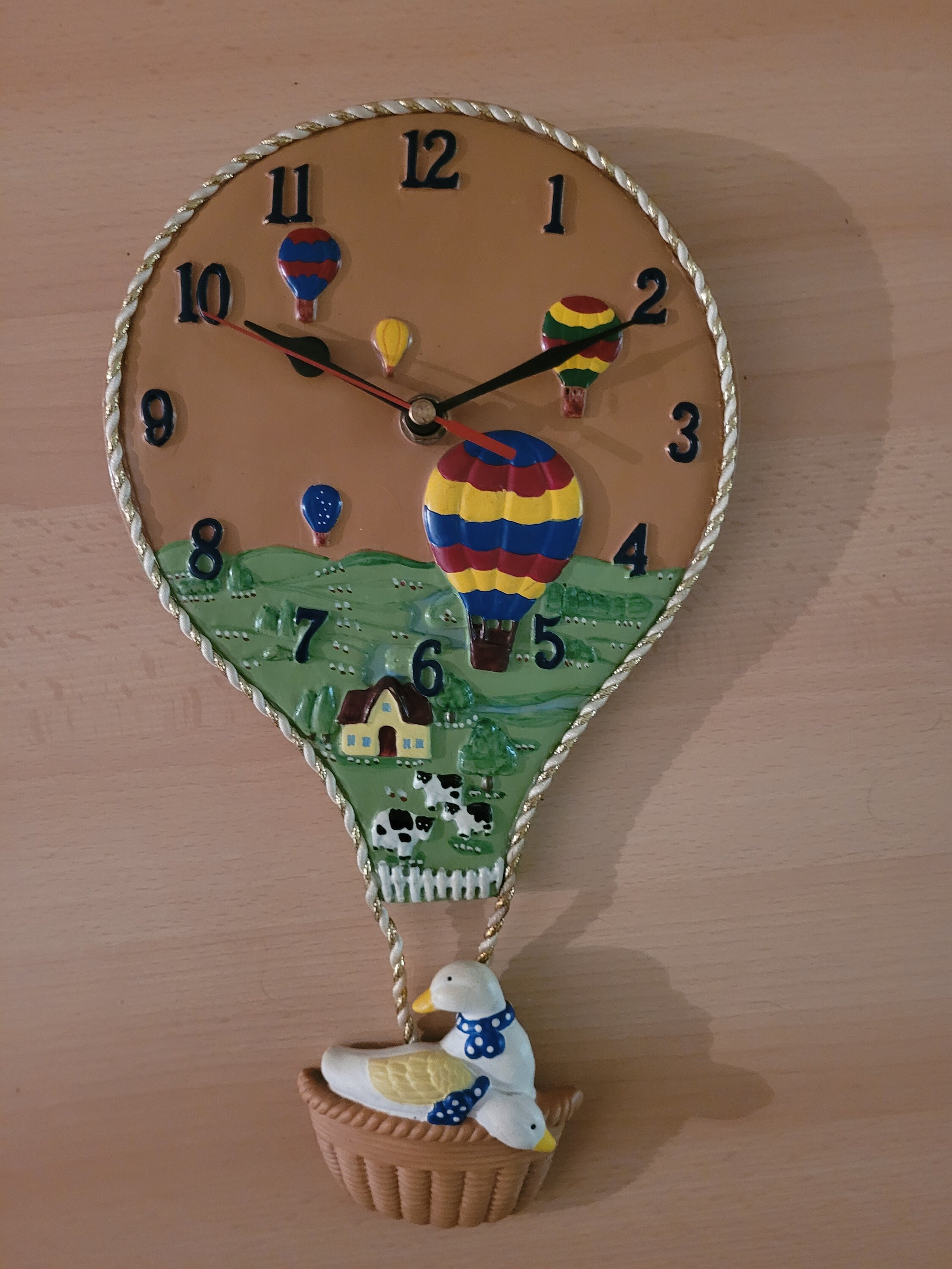 Horloge Murale Montgolfière Fait à La Main de Porcelaine. Authentique et Unique
