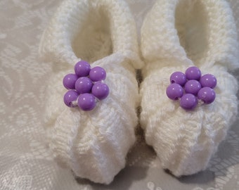 Chaussons bébé blanc avec perles violette tricoter à la main de laine