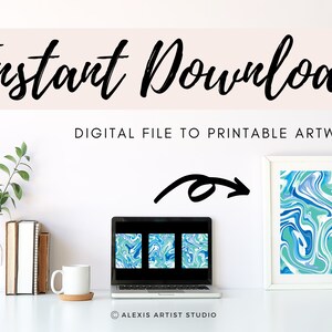 Pu&ograve; includere: Download istantaneo di file digitale di opere d'arte stampabili con un design astratto marmoreo blu, verde e bianco. L'opera d'arte &egrave; mostrata sullo schermo di un laptop e in una cornice bianca.