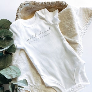 Carter's Brand Bodysuit Mockup // lay piatto, boho, bambino chic, fiori, onesie bianca® mockup