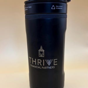 Op maat gemaakte lasergegraveerde BruMate 3-in-1 blikjeskoeler | Cadeau voor zakelijk en bruidsjonkers afbeelding 4