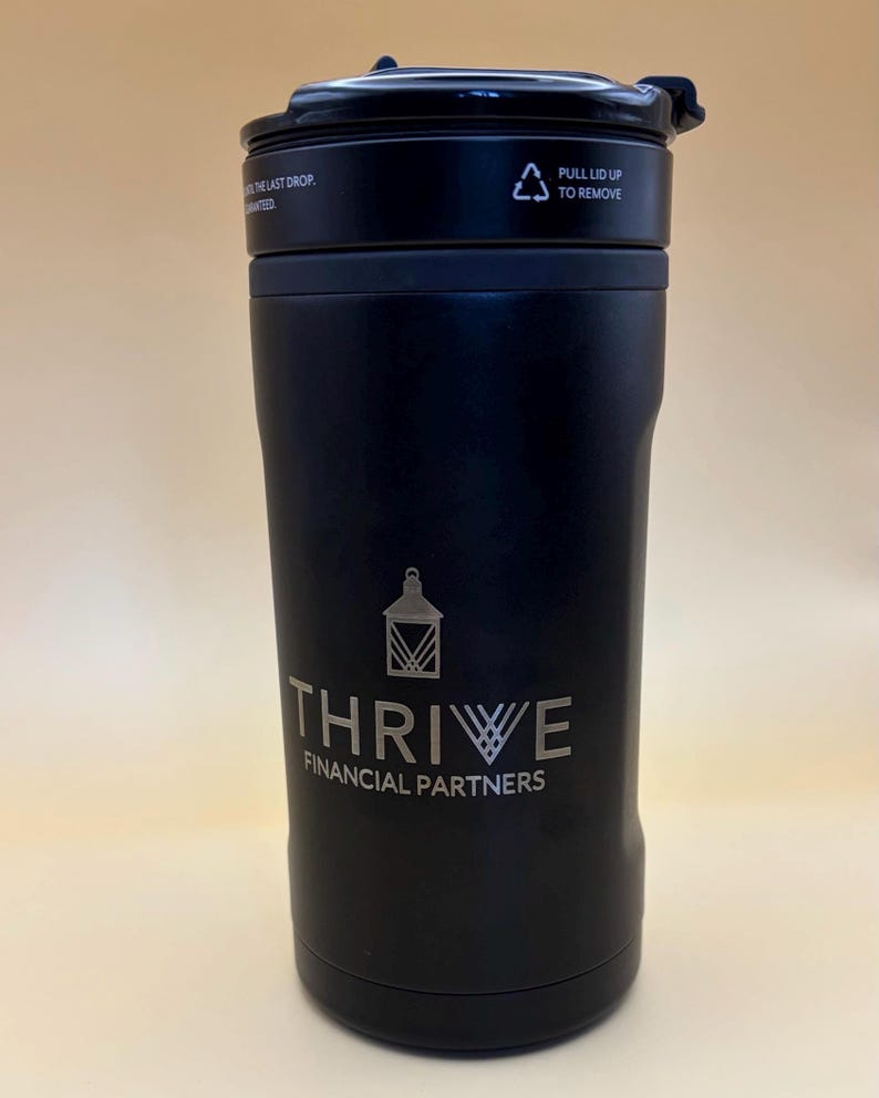 Op maat gemaakte lasergegraveerde BruMate 3-in-1 blikjeskoeler | Cadeau voor zakelijk en bruidsjonkers afbeelding 4