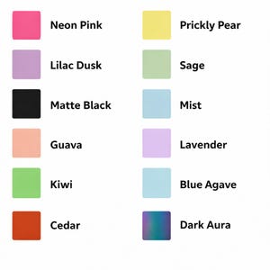 Op de afbeelding: Een witte keramische mok met een zwarte handgreep en de tekst "But First, Coffee" in een vetgedrukte, zwarte letter. De mok staat tegen een vage achtergrond, wat een gezellige setting suggereert.