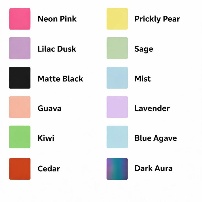 Op de afbeelding: Een witte keramische mok met een zwarte handgreep en de tekst "But First, Coffee" in een vetgedrukte, zwarte letter. De mok staat tegen een vage achtergrond, wat een gezellige setting suggereert.