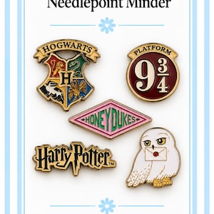 Könnte beinhalten: Ein Set aus fünf Nadelmagneten aus Metall mit Harry-Potter-Motiven: das Hogwarts-Wappen, ein Gleis 9 3/4-Schild, eine rosa Honeydukes-Raute, das Harry-Potter-Logo und eine weiße Eule, die einen Brief mit rotem Wachssiegel hält.