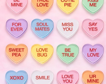 Gepersonaliseerde hartonderzetter van acryl – rode vinyltekst Valentijnsdag