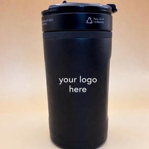 Op maat gemaakte lasergegraveerde BruMate 3-in-1 blikjeskoeler | Cadeau voor zakelijk en bruidsjonkers afbeelding 1