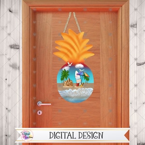 Può includere: Appendiabiti per porta a forma di ananas in legno con una scena di spiaggia. La parte superiore è arancione e l'interno mostra una spiaggia con un castello di sabbia, una tavola da surf e un ombrellone. Il testo "DIGITAL DESIGN" è in basso.