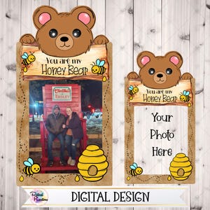 Könnte beinhalten: Digitales Design mit zwei Fotorahmen mit einem braunen Bärenkopf oben. Die Rahmen haben den Text "You are my Honey Bear" und ein Bienen- und Wabenmuster. Ein Rahmen enthält ein Foto, der andere sagt "Your Photo Here".