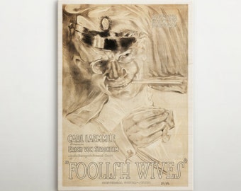 Op de afbeelding: Een vintage filmposter voor de film "Foolish Wives" met Erich von Stroheim. De poster toont een sepia-kleurige illustratie van een man in militair uniform met een strenge uitdrukking. De tekst op de poster luidt "Een productie van Carl Laemmle, Erich von Stroheim in "Foolish Wives" Universal Picture - Jewel", en "Een miljoen dollar film".