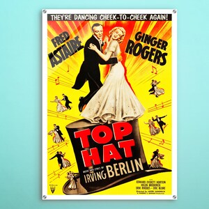 Op de afbeelding: Een vintage filmposter voor de musical "Top Hat" met Fred Astaire en Ginger Rogers. De poster heeft een gele achtergrond met een rode en zwarte hoge hoed, en de titel "Top Hat" in grote rode letters. De poster bevat ook de tekst "Ze dansen weer cheek-to-cheek!" en "Muziek en teksten van Irving Berlin."