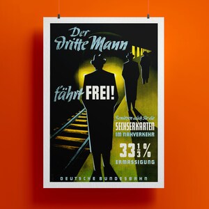 Puede incluir: Un cartel vintage que anuncia viajes en tren alemanes con el texto "Der Dritte Mann fährt FREI!" (¡El tercer hombre viaja gratis!). El cartel presenta la silueta de un hombre con sombrero caminando por una vía de tren con el texto "Benützen auch Sie die Sechserkarten im Nahverkehr 33 1/3% Ermässigung" (Utilice también los billetes de seis viajes para el transporte local con un descuento del 33 1/3%) y el logotipo de la Deutsche Bundesbahn.