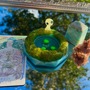 Cendrier en résine phosphorescente Kodama | Décoration esprit forêt inspirée du Studio Ghibli image 2