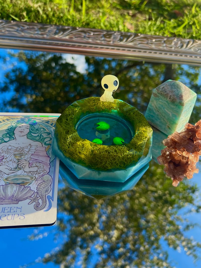 Cendrier en résine phosphorescente Kodama | Décoration esprit forêt inspirée du Studio Ghibli image 2