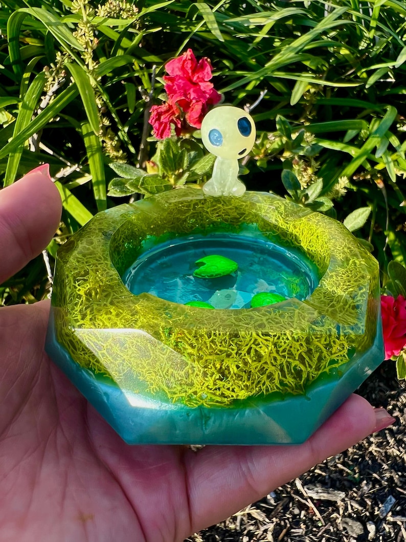 Cendrier en résine phosphorescente Kodama | Décoration esprit forêt inspirée du Studio Ghibli image 4