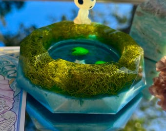 Kodama självlysande hartsaskfat | Studio Ghibli-inspirerad dekor av skogsandan