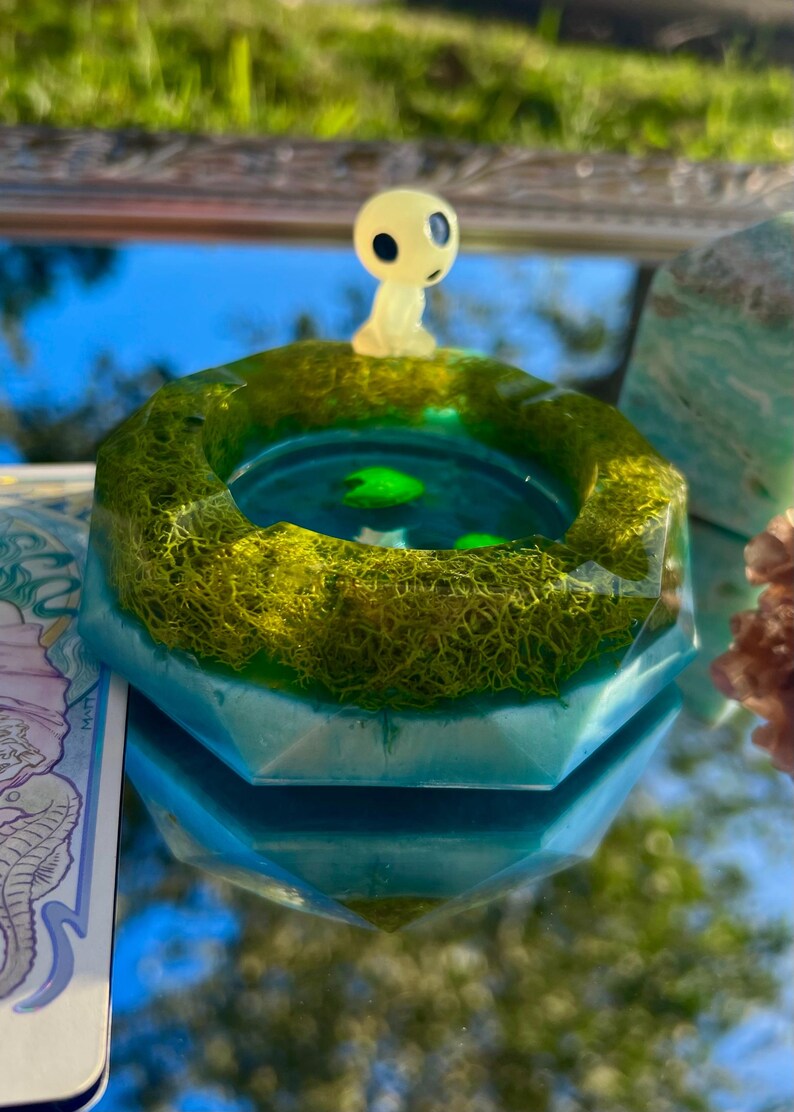 Cendrier en résine phosphorescente Kodama | Décoration esprit forêt inspirée du Studio Ghibli image 1