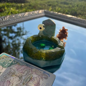 Cendrier en résine phosphorescente Kodama | Décoration esprit forêt inspirée du Studio Ghibli image 3