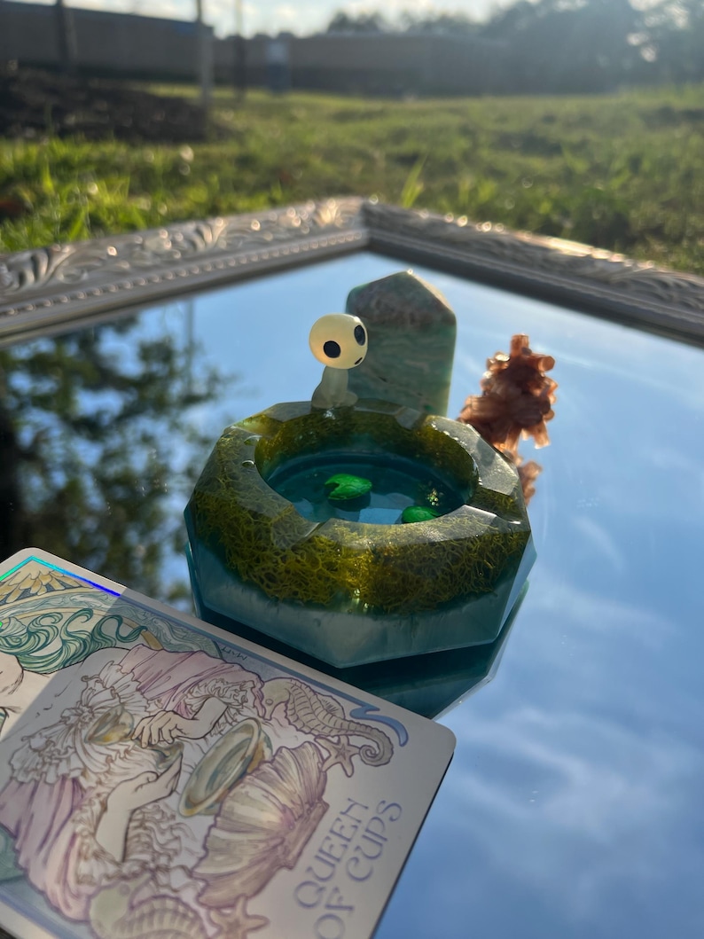 Cendrier en résine phosphorescente Kodama | Décoration esprit forêt inspirée du Studio Ghibli image 3
