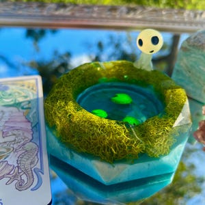 Cendrier en résine phosphorescente Kodama | Décoration esprit forêt inspirée du Studio Ghibli image 5