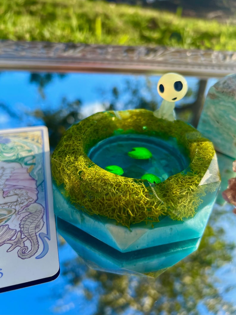 Cendrier en résine phosphorescente Kodama | Décoration esprit forêt inspirée du Studio Ghibli image 5