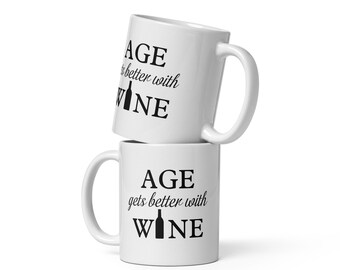 Keramische mok met wijn, koffie of thee wordt beter