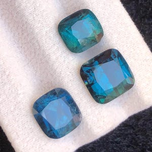 Lote de turmalinas facetadas de color azul profundo natural de 11 quilates // src; Afganistán.