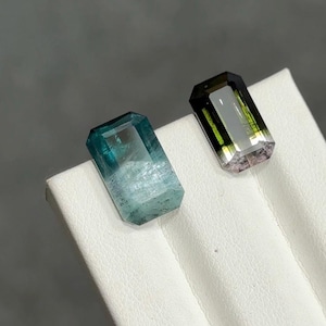 Puede incluir: Un juego de tres tazas de cerámica con un acabado mate moteado. Las tazas son en tonos crema, gris claro y gris oscuro. Cada taza tiene un diseño simple y minimalista y un asa redondeada.