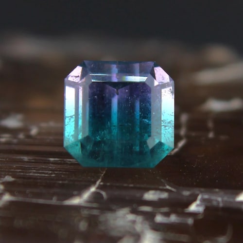 29 カラットの天然マルチカラー トルマリン カボション // 原産地