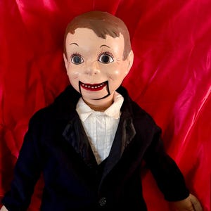 Duży, naturalnej wielkości, antyczny „Willie Talk” firmy Regal Doll Corp., manekin z 1937 r. z dużą, oryginalną garderobą WOW, cudownie przerażający!