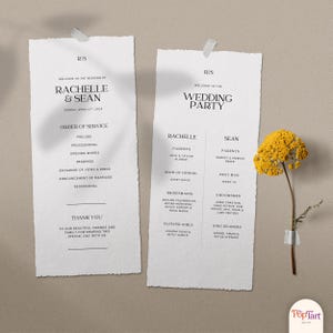 Könnte beinhalten: Zwei Hochzeitszeremonieprogramme mit den Namen Rachelle & Sean und den Details der Hochzeitsgesellschaft. Die Programme sind weiß mit schwarzem Text und sind auf einem neutralen Hintergrund befestigt. Eine gelbe Blume ist auf dem rechten Programm befestigt.