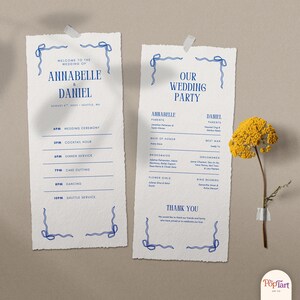 Op de afbeelding: Twee trouwprogramma kaarten met blauwe tekst en decoratieve blauwe strik accenten. De linker kaart leest "Welkom bij de bruiloft van Annabelle & Daniel" met de datum en locatie. De rechter kaart geeft de bruiloft partij weer.