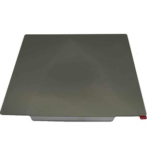 Könnte beinhalten: Ein rechteckiges, grau gefärbtes 3D-Druckerbett mit glatter Oberfläche. Das Bett hat eine vertiefte Kante auf einer Seite und eine kleine rote Lasche an der Ecke. Das Bett ist für den 3D-Druck konzipiert.