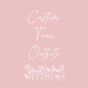 Puede incluir: Fondo rosa claro con las palabras "Custom Tour Outfits" en fuente blanca. Un diseño floral blanco en la parte inferior de la imagen. La imagen es un gráfico promocional para conjuntos de gira personalizados.