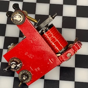 Zeis Liner by Zurn: Tattoo Machine with Red Leather Coils