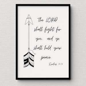 Op de afbeelding: Zwart-witte printbare wandkunst met een citaat uit Exodus 14:14. De quote luidt: "De HEERE zal voor u strijden, en gij zult stil zijn." Een pijl met veren is naast de quote getekend.