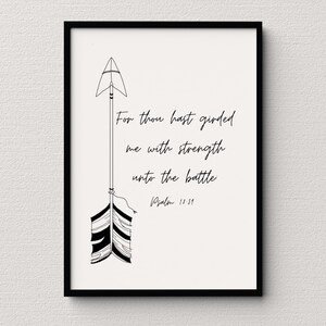 Puede incluir: Arte de pared imprimible en blanco y negro con una flecha estilizada y la cita "Porque tú me has ceñido de fuerza para la batalla" y el texto "Salmo 18:31".
