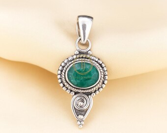 Ciondolo ovale con smeraldo, gioiello fatto a mano in argento sterling 925, delicata pietra preziosa verde, collana in stile vintage, regalo con pietra portafortuna di maggio per lei