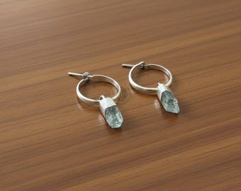 Pendientes de aro hechos a mano en plata de ley 925 con aguamarina natural en bruto, chapados en oro amarillo y rosa. Joyería de regalo con aguamarina para mujer.