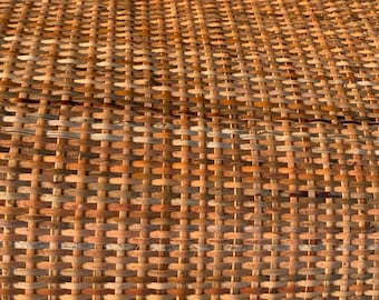 Peut inclure: Gros plan sur une surface en rotin tissé de couleur brun naturel. Le tissage est serré et uniforme, créant une surface lisse et texturée.
