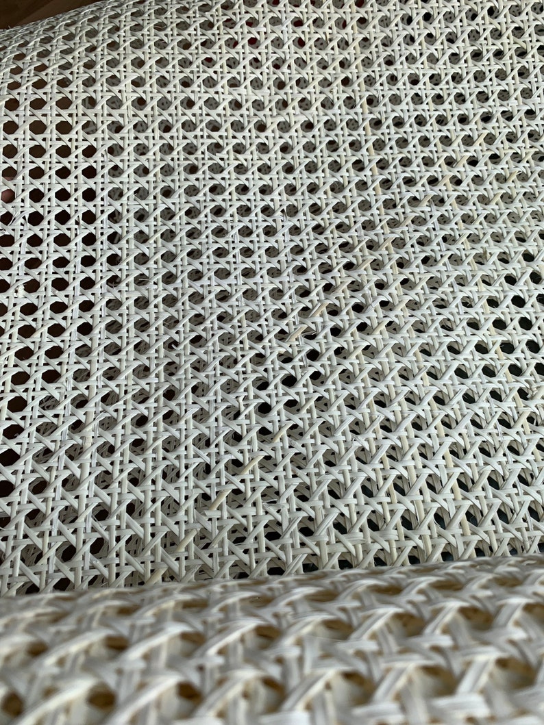 K&ouml;nnte beinhalten: Wei&szlig;es Rohrgeflecht, ein gewebtes Material, das f&uuml;r Sitzfl&auml;chen und R&uuml;ckenlehnen von St&uuml;hlen verwendet wird. Das Geflecht besteht aus einem dicht gewebten, flexiblen Material, das strapazierf&auml;hig und bequem ist.