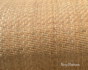 Peut inclure: Gros plan sur une texture en osier tissé de couleur brun clair. Le tissage est un motif en chevrons serré.