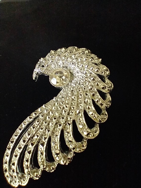 Beautiful Sarah Coventry vintage  broche