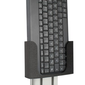 Könnte beinhalten: Eine schwarze Tastatur ist in einem schwarzen Kunststoffhalter montiert. Der Halter ist an einer silbernen Metallschiene befestigt.