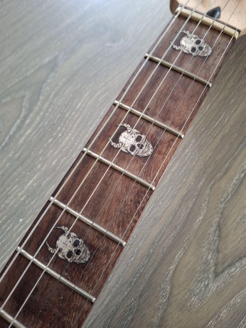 Adesivi Intarsio Per Chitarra – Fret Markers A Forma Di Teschio Inclinato – Jockomo