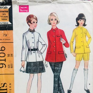 Puede incluir: Un patrón de costura vintage para una chaqueta, una falda y unos pantalones. El patrón es para tallas de mujeres y jóvenes 16 y 38. El patrón es de McCall's y se llama "Seventeen Says: "It's Young Fashion!"  El patrón cuesta 75 centavos.