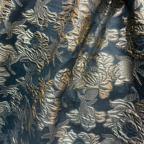 Tissus de créateur en mikado jacquard brocart noir et fleurs dorées fabriqués en Italie