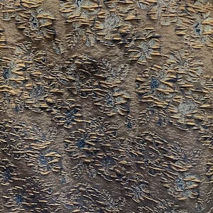 Marokkaanse jacquardbrokaat: verbrand bruin en goud bloemdessin