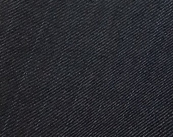Könnte beinhalten: Schwarzer Stoff mit einem dezenten diagonalen Streifenmuster. Der Stoff hat eine glatte, gewebte Textur.