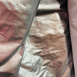 spandex elástico con apariencia de vinilo metálico plateado ideal para trajes, pantalones, chaquetas y mucho más. Hecho en Italia.